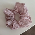 Detalle del coletero de tela a rayas rosa y blanco con remaches plateados de moda - Rayado rosa
