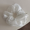 Detalle de coletero de tela a rayas blancas con remaches plateados y etiqueta tejida - Rayado Blanco