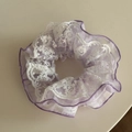 Vista detallada de la combinación de organza morada y encaje bordado blanco del coletero - Morado