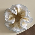 Détail de la broderie ondulée bleue sur le chouchou plissé bicolore beige et blanc - Style Bord Festonné Jaune