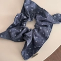 Dettaglio ravvicinato dell'elastico per capelli in denim blu floreale con etichetta FMdrea - Scrunchie con Fiocco / Blu scuro