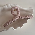 Détail d'une pince à cheveux en tissu floral rose sur une assiette décorative blanche - Rose Floral Croisé