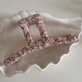 Gros plan sur pince à cheveux en tissu fleuri rose sur plateau coquillage - Rose Floral Droit