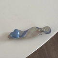 Détail d'une pince à cheveux à carreaux avec cœur bleu et plaque en métal gravée Love - Pinces à cheveux bec de canard / Carreaux bleu et jaune