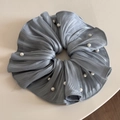 Dettaglio dell'elastico scrunchie in chiffon a pieghe grigio-blu con perle bianche - Blu Nebbia