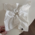 Dettaglio dell'elastico bianco a pois rossi con etichetta fatta a mano e bottone - Base Bianca Pois Rossi - Elastico Quadrato