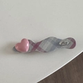 Détail d'une pince à cheveux à carreaux avec cœur rose brillant et breloque Love argentée - Pinces à cheveux bec de canard / Carreaux Rose et Blanc