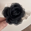 Detalle de la pinza para el pelo con rosa de malla negra y textura floral en 3D - Negro