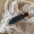 Gros plan détaillé d'une pince à cheveux ondulée bleue avec base en métal rouge - Style Vague Métal Sans Trace / Bleu foncé
