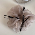 Détail d'un chouchou en organza champagne avec des petits nœuds en ruban noir - Chouchou Style Ballet Transparent-Café