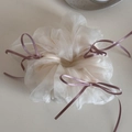 Détail d'un chouchou en organza avec petits nœuds lavande et texture plissée - Chouchou Style Ballet Transparent-Beige