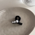 Detalle macro de la pinza para el pelo negra brillante con tres elegantes perlas blancas - Negro Perla Francesa - Pinza Pequeña