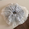 Dettaglio di un elastico in pizzo con strisce blu e piccoli cuori rossi su bianco - Elastico per capelli / Cuore Rosso Righe Blu - Scrunchie