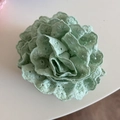 Détail rapproché d'une pince à cheveux fleurie en dentelle vert menthe brodée - Vert