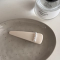 Detalle de pinza para el cabello mate crema con cuatro perlas elegantes en cerámica - Blanco Perla Francesa - Pinza Triangular