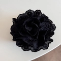Dettaglio ravvicinato di un fermaglio per capelli a rosa in pizzo nero artigianale - Nero