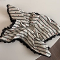 Dettaglio dell'elastico scrunchie bianco a righe con cuori rossi e pizzo nero - Elastico per capelli / Cuore Rosso Righe Nere - Elastico Quadrato