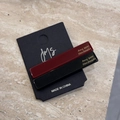 Dettaglio di fermagli per capelli rettangolari bordeaux e neri su carta JmS - Nero Rosso