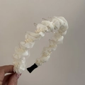 Dettaglio cerchietto in rete plissettata color crema con perle e denti antiscivolo - Bianco Sporco