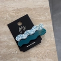 Dettaglio di fermagli per capelli ondulati in acetato blu marmo e verde smeraldo - Blu
