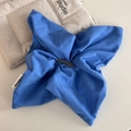 Vista detallada del coletero azul Klein con etiqueta tejida y textura de tela brillante - Coletero Lazo Azul Klein