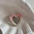 Dettaglio del fermaglio per capelli a cuore in acetato con trama marmorizzata rosa - Cuore Rosa
