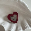 Dettaglio del fermaglio per capelli a cuore rosso con scritte dorate su piatto bianco - Cuore Rosso