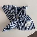 Dettaglio dell'elastico per capelli a righe blu e bianche con etichetta fatta a mano e fiocco - Strisce Nero Blu