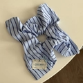 Dettaglio di elastico per capelli a righe blu con etichetta fatta a mano e fiocco in nastro - Striscia Blu