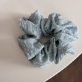 Vue détaillée d'un chouchou bleu clair à pois blancs avec une texture en tissu doux - Bleu Gris Clair à Pois Blancs (FQ88100) / Vert