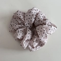 Détail du tissu en mousseline rose clair à pois noirs avec des plis doux et soyeux - Rose Clair à Pois Noirs (FQ88100) / Rose