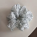 Détail du grand chouchou blanc à pois noirs avec une texture gaufrée élégante - Blanc à Pois Noirs (FQ88100) / Blanc