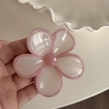 Détail de la pince à cheveux en forme de fleur rose et crème au fini brillant - Pétales Blancs Avec Bord Rose