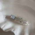 Macro di strass colorati su un fermaglio per capelli in resina perlata e metallo argento - Bianco Trasparente