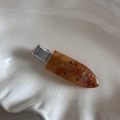 Dettaglio di strass colorati su fermaglio per capelli in acetato ambra e metallo - Ambra