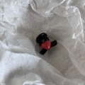 Vista macro detallada de una mini pinza para el cabello negra con un diseño de corazón - Pinza de Corazón / Rojo