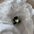 Detalle de mini pinza negra para el pelo con corazón amarillo sobre papel rugoso - Pinza de Corazón / Amarillo
