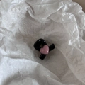 Detalle de una mini pinza para el cabello negra con un corazón rosa 3D brillante - Pinza de Corazón / Rosa