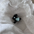 Detalle de una mini pinza para el cabello negra con diseño de corazón verde menta - Pinza de Corazón / Verde
