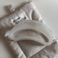 Dettaglio della pinza per capelli bianco perlato con design a mezzaluna traforata - Bianco Perla - Mezzaluna