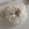 Detalle de coletero de encaje crema con lunares blancos y bordado festoneado delicado - Estilo de Borde de Encaje con Lunares