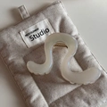 Dettaglio della molletta per capelli a onda bianco perlato con molla in metallo - Bianco Perla - Forma S