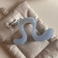 Dettaglio della molletta per capelli ondulata azzurra con finitura perlata e molla dorata - Blu Cangiante - Forma S