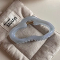 Dettaglio della molletta per capelli marmorizzata azzurra con molla dorata - Blu Cangiante - Nuvola