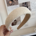 Nahaufnahme des beigen Tweed-Stoff-Haarreifens mit dicker Polsterung und weichem Futter - Beige