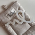 Dettaglio di una molletta per capelli bianco perla lucida su borsa di tela - Bianco Perla - Arco