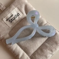 Dettaglio della pinza per capelli in resina azzurra perlata con design a fiocco - Blu Cangiante - Fiocco