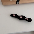Detailansicht der gewellten schwarzen Haarspange aus Stoff mit drei rosa Schleifen - Schwarz