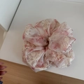 Vista detallada de un coletero de gasa rosa con bordado floral y diseño de hojas blancas - Rosa