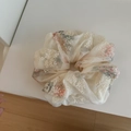 Detalle de coletero de organza bordado con flores 3D francesas y encaje de alta calidad - Blanco Roto